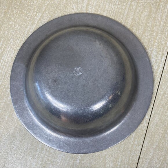 Wilton Armtale Pewter Reggae 12.5" Round Server Casserole Baking Dish - Picture 2 of 7